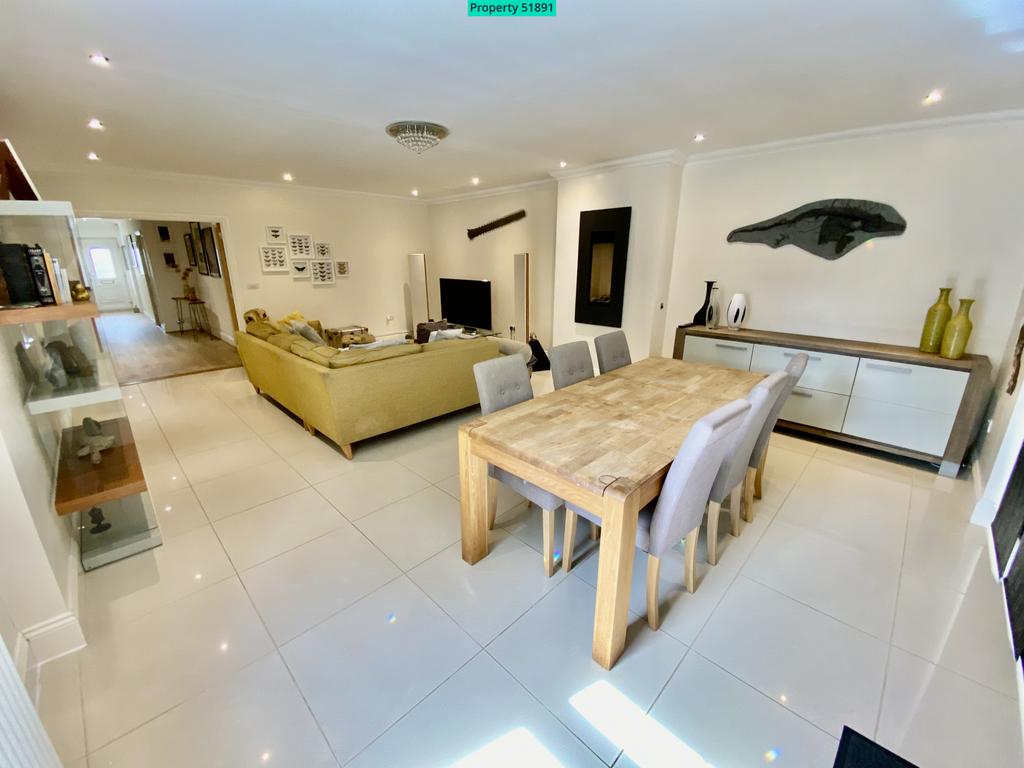 Living room/dining