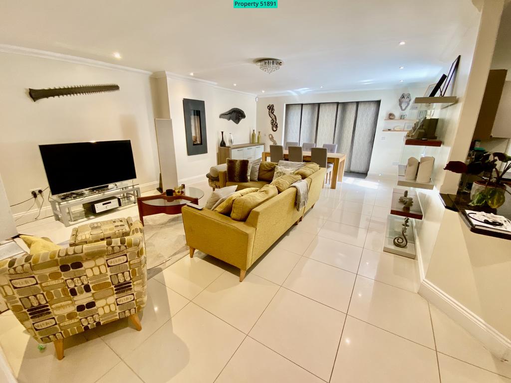 Living room/dining