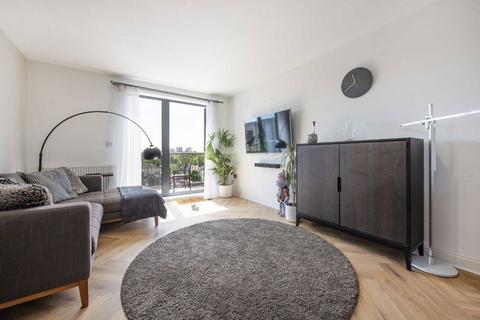 3 bedroom flat for sale, Mornington Close, London NW9
