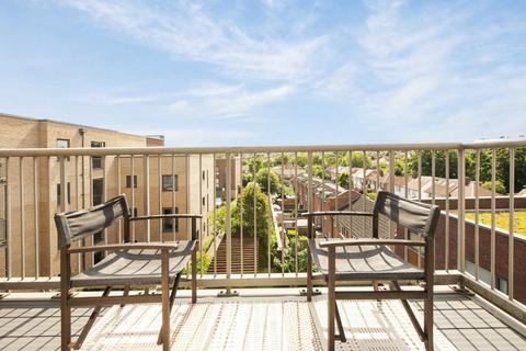 3 bedroom flat for sale, Mornington Close, London NW9