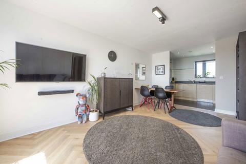 3 bedroom flat for sale, Mornington Close, London NW9