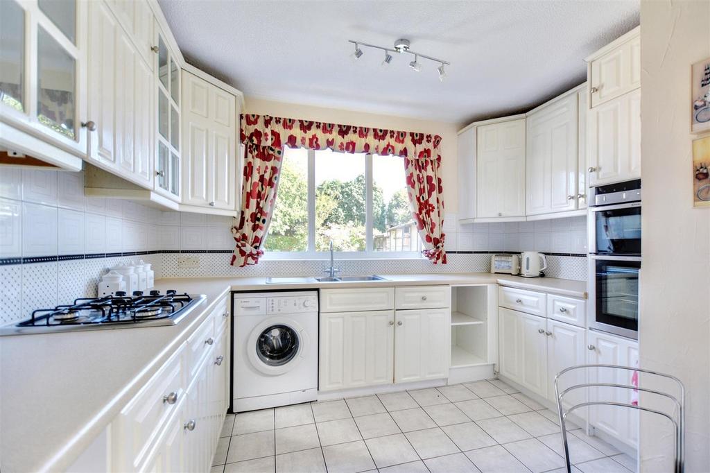 Kitchen 2.jpeg