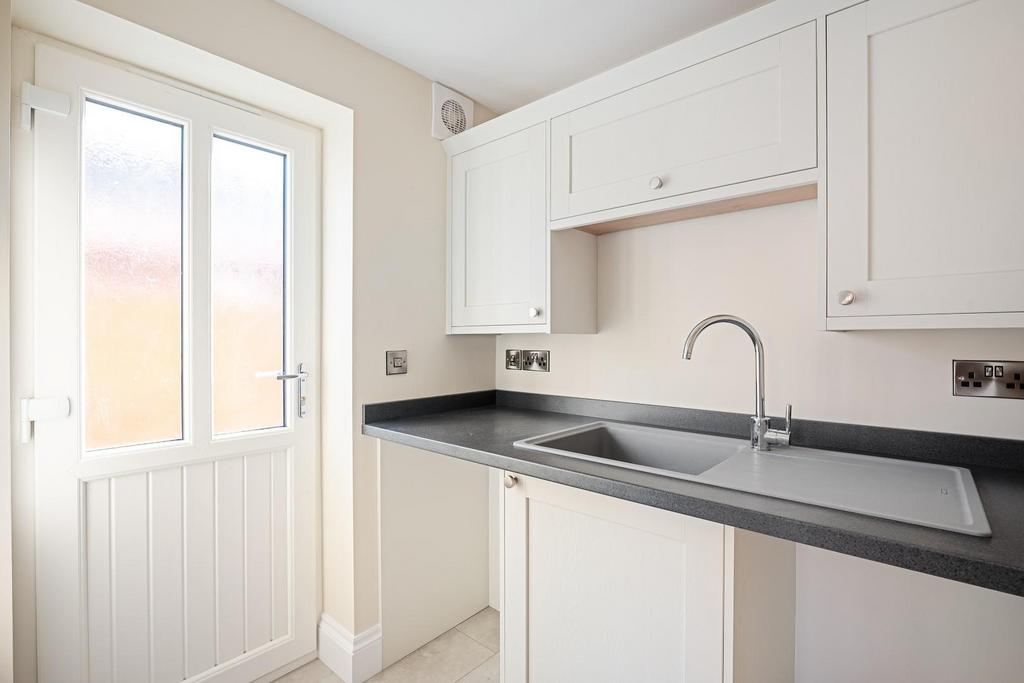 14 St Andrews Court-02.jpg