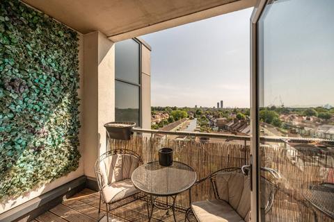 2 bedroom flat for sale, Thornbury Way, Walthamstow, London, E17