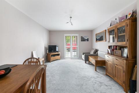 2 bedroom flat for sale, Winter Close, Epsom