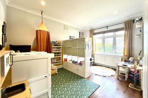 21 Reynolds Avenue, Chessington, KT9 2LQ