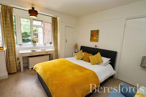 19 Shrublands Close, Chelmsford, CM2 6LR
