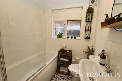 19 Shrublands Close, Chelmsford, CM2 6LR