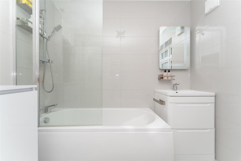 36 Stephenson Shower.jpg