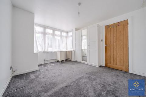4 bedroom bungalow for sale, Parkside Avenue, ROMFORD, RM1