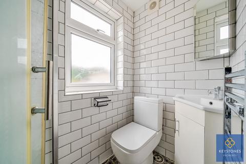 4 bedroom bungalow for sale, Parkside Avenue, ROMFORD, RM1