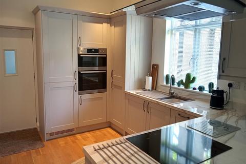 2 bedroom semi-detached house for sale, Llwynon Gardens, Llandudno