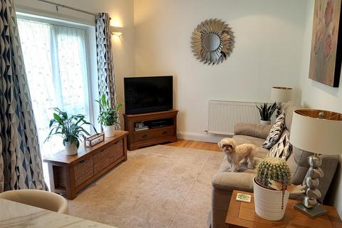 2 bedroom semi-detached house for sale, Llwynon Gardens, Llandudno