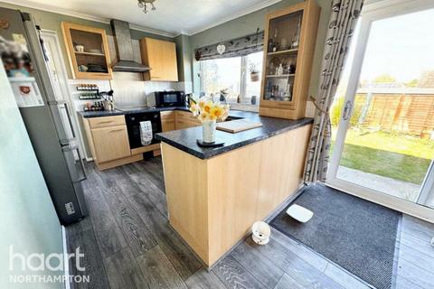 15 Abbey Close, Bozeat, Wellingborough, NN29 7NU