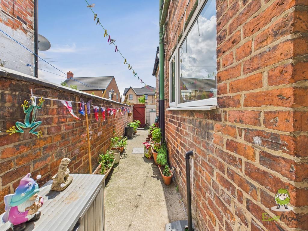 Rear Yard - Charlotte Thomasson Ewemove Whitchurch