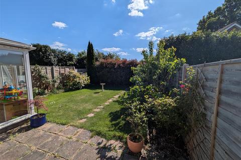 6 Tudor Walk, Leatherhead, KT22 7HX