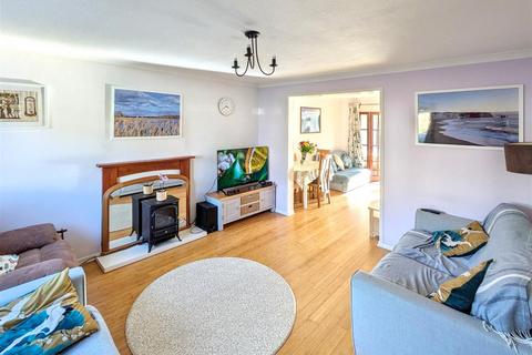 6 Tudor Walk, Leatherhead, KT22 7HX