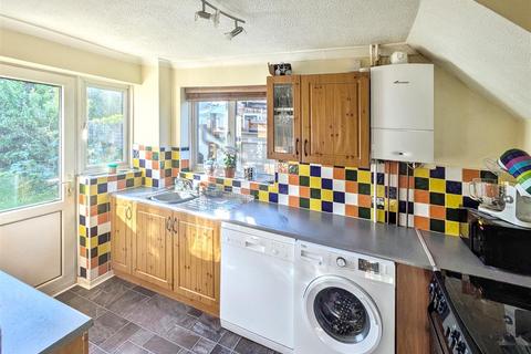 6 Tudor Walk, Leatherhead, KT22 7HX