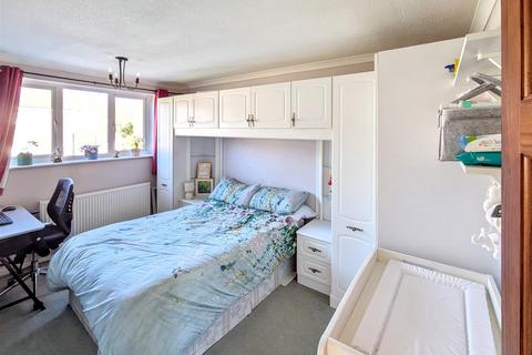 6 Tudor Walk, Leatherhead, KT22 7HX