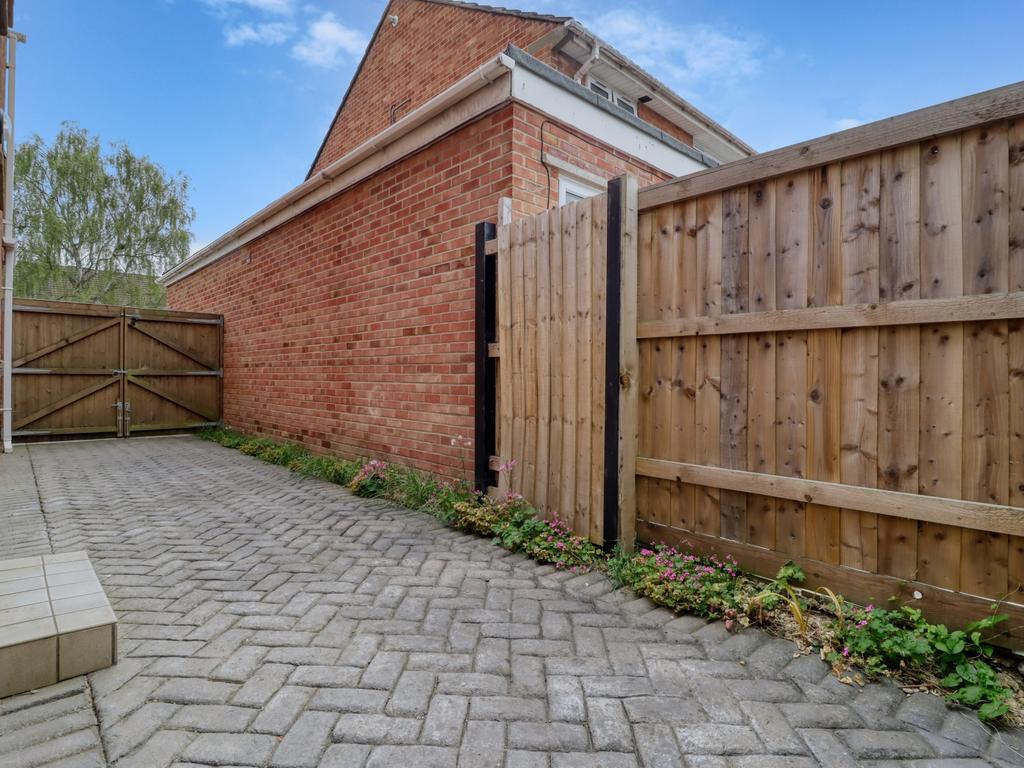 Enclosed Driveway - Ewe Move Swindon South