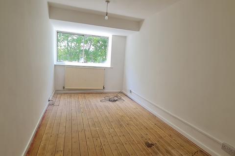 3 bedroom flat for sale, Hunt Road, London UB2