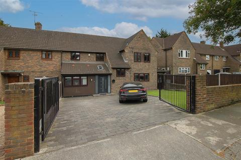 12 Wincanton Road, Romford, RM3 9DH
