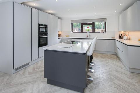 12 Wincanton Road, Romford, RM3 9DH
