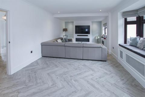 12 Wincanton Road, Romford, RM3 9DH
