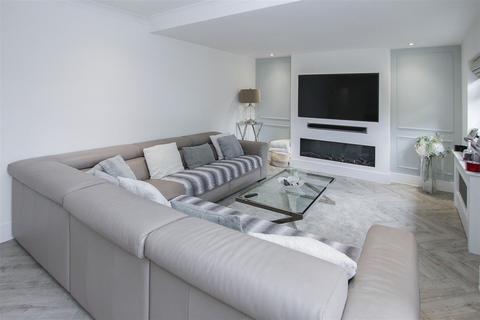 12 Wincanton Road, Romford, RM3 9DH