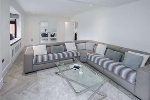 12 Wincanton Road, Romford, RM3 9DH