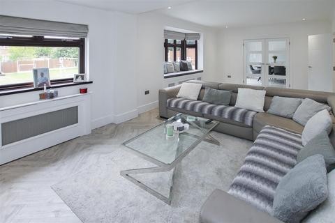 12 Wincanton Road, Romford, RM3 9DH