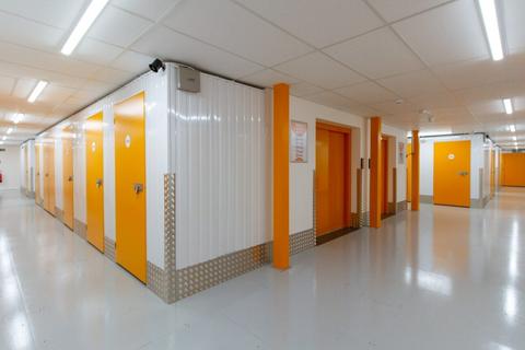 Mixed use to rent, Book End Witney OX29 0YE