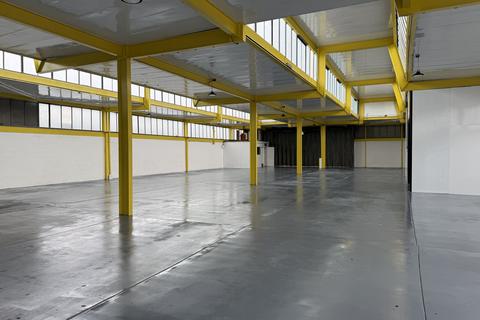 Industrial unit to rent, Tonbridge Rd Romford RM3 8TS