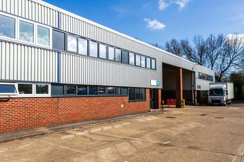 Distribution warehouse to rent, Farmbrough Clos Aylesbury HP20 1DQ