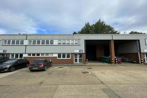 Distribution warehouse to rent, Farmbrough Clos Aylesbury HP20 1DQ