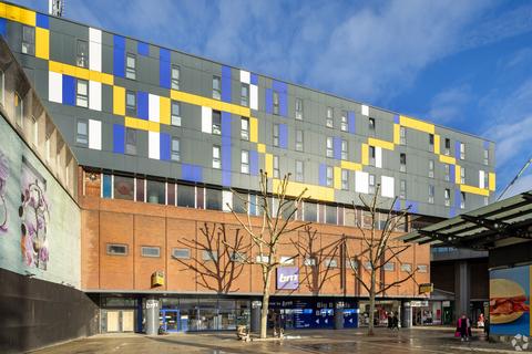 Retail property (high street) to rent, 3-5 Town Sq Basildon SS14 1DZ