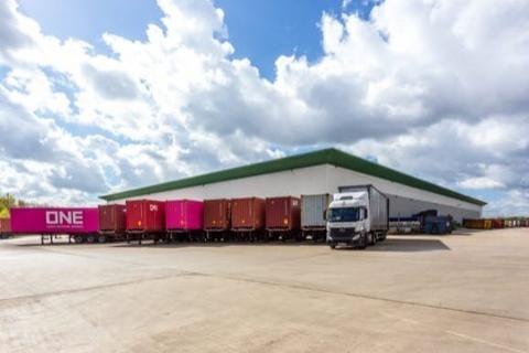 Distribution warehouse to rent, Thornhill Rd South Marston SN3 4RY
