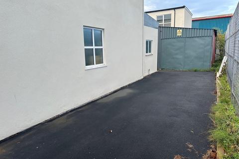 Warehouse to rent, Oak Rd Wrexham LL13 9RG