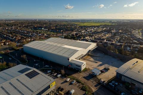 Distribution warehouse to rent, Millington Rd Hayes UB3 4AZ