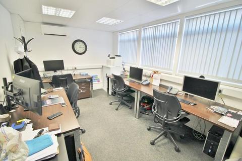 Industrial unit to rent, 28-30 Fowler Rd Ilford IG6 3UT