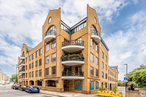 Retail property (high street) to rent, Knighten St London E1W 1PW