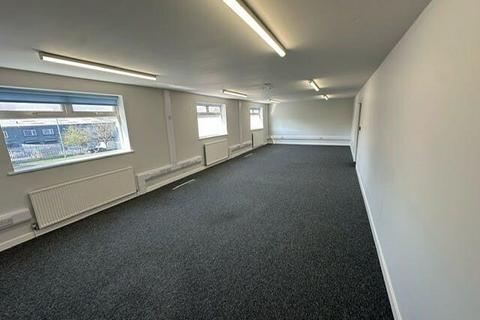 Warehouse to rent, Roundthorn Industrial Estate, Ennis Close Manchester M23 9LE