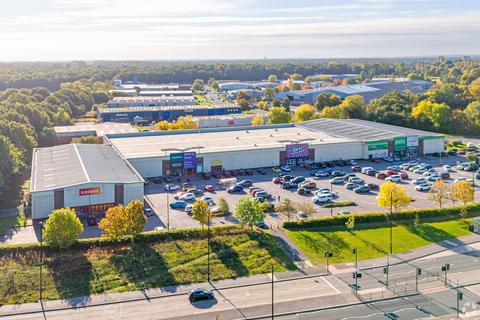 Retail property (high street) to rent, Thorne Rd Doncaster DN2 5DX