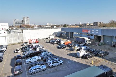 Industrial unit to rent, Great West Rd Brentford TW8 9DN