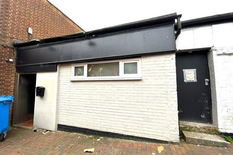 Hairdresser and barber shop to rent, 1-3 Eleanors Cross Dunstable LU6 1SU