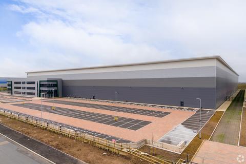 Distribution warehouse to rent, Royal Oak Way N Daventry NN11 8QL