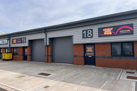 Warehouse to rent, Latherford Close Wolverhampton WV10 7BY