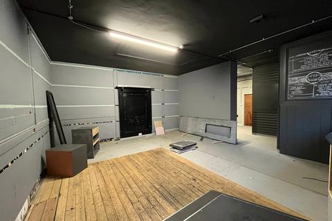 Retail property (high street) to rent, 1 Parsons St Banbury OX16 5LW