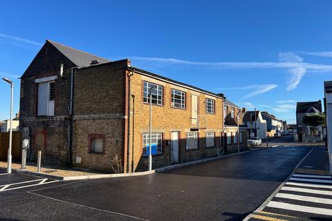 Showroom to rent, 40 Napier Rd Gillingham ME7 4HD
