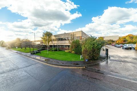 Industrial unit to rent, Hargreaves Rd Swindon SN25 5AJ